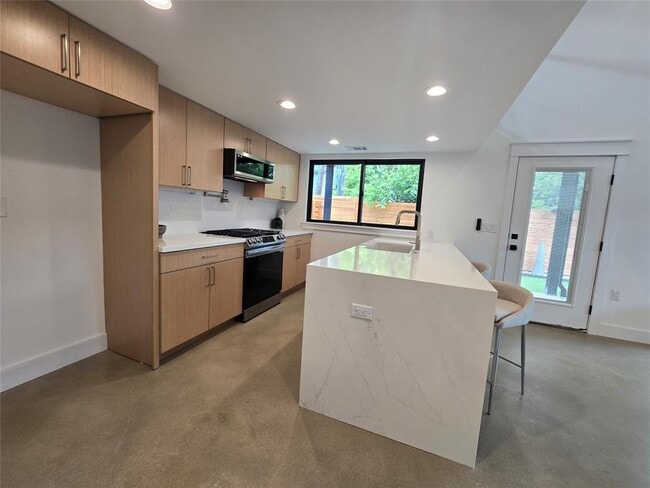 Building Photo - 1112 W N Loop Blvd