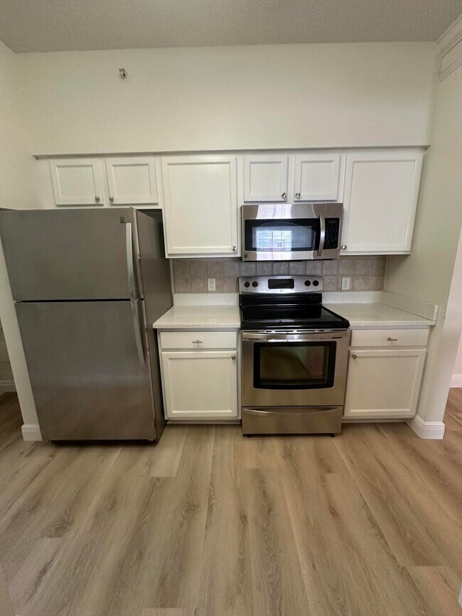 Building Photo - 9905 Baywinds Blvd