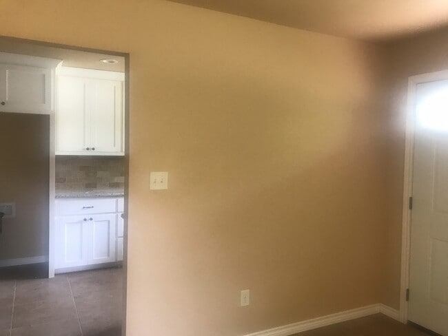 Building Photo - 3/2/2 Fenced yard Pet FRIENDLY