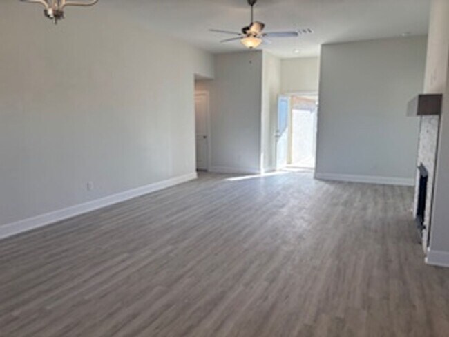 Building Photo - First month Free! NEW NEW NEW!