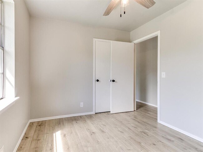 Building Photo - 502 N Oak St