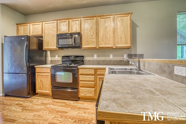 Primary Photo - Wonderful 4 bed 2.5 Bath Townhome in Hills...