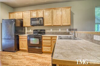 Building Photo - Wonderful 4 bed 2.5 Bath Townhome in Hills...