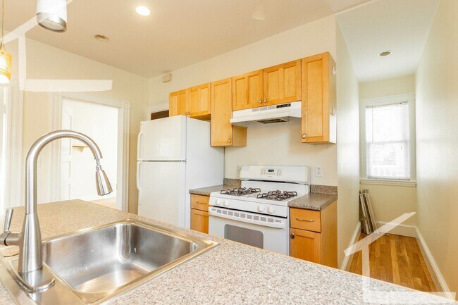 Building Photo - No Brokers Fee, Pets Friendly, Eat-in Kitchen, Big Bedrooms, Laundry on a Site