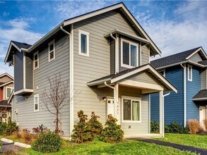 Building Photo - Lovely 2 Bedroom Townhouse - Pets Possible