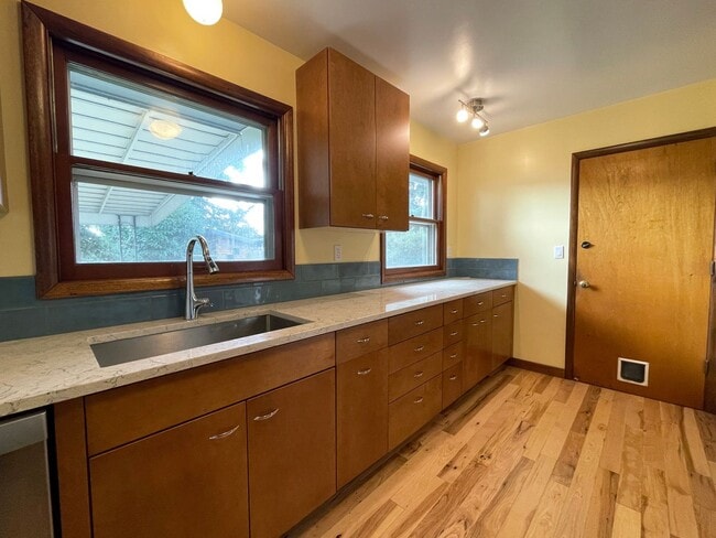 Building Photo - Charming Mid-Century Ranch with Large Yard and Attached Garage