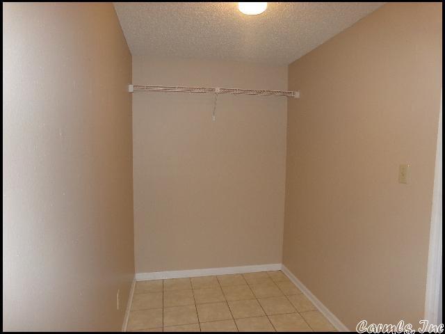 Building Photo - 39 Oak Forest Loop