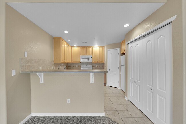 Building Photo - $1,795.00, 1- 1-bedroom, 1-bathroom Condo ...