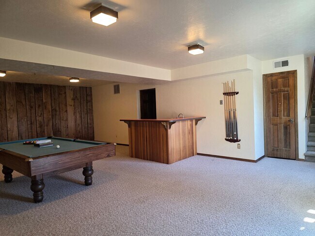 Building Photo - Great Home with Game Room