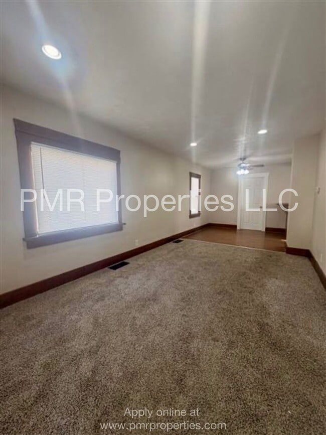 Building Photo - 3 Bedrooms/ 1 Bathroom House