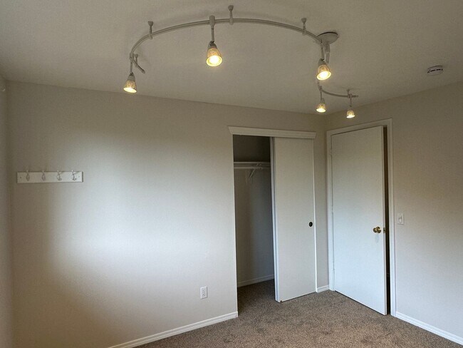 Building Photo - Beautiful 4BD Home | Fireplace, Fenced Backyard, Deck, Garage & A/C