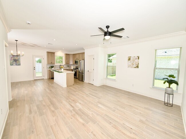 Building Photo - Gorgeous property in the highly sought after Jamestown Crossing in Prairieville