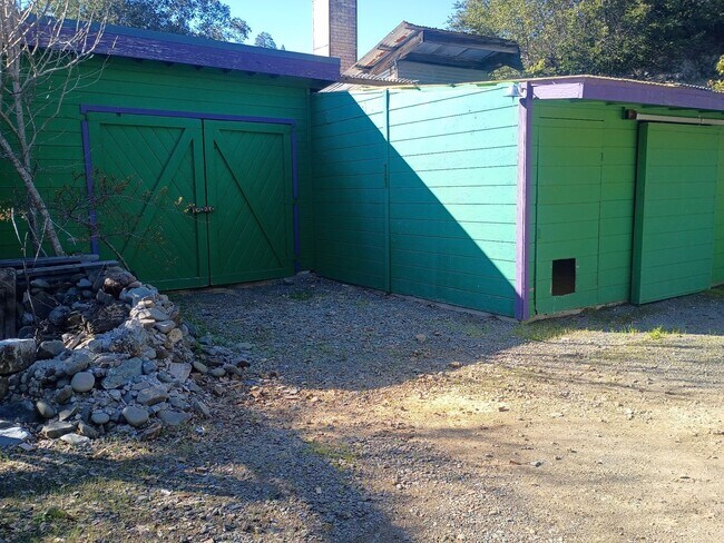Building Photo - Cabin In the Wood!