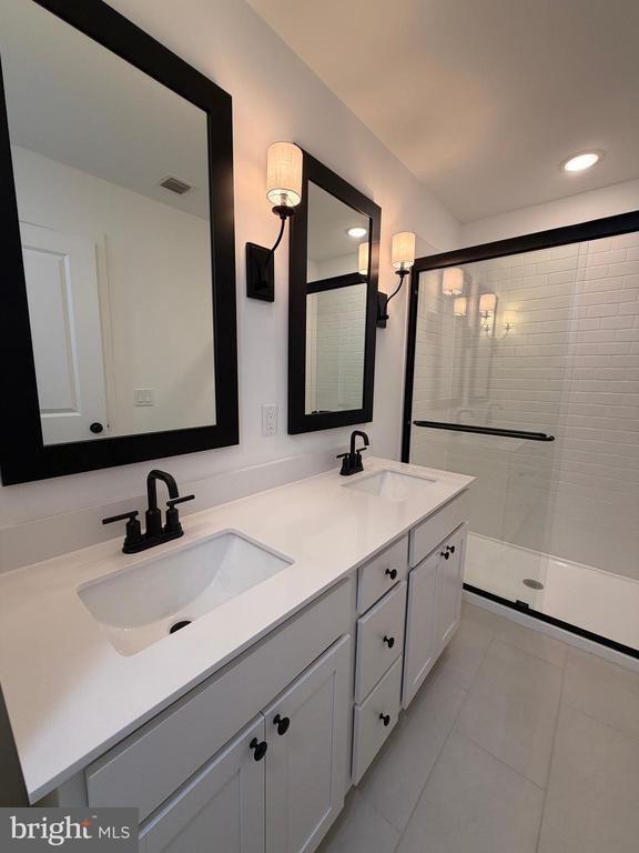 Building Photo - 46 Basswood St