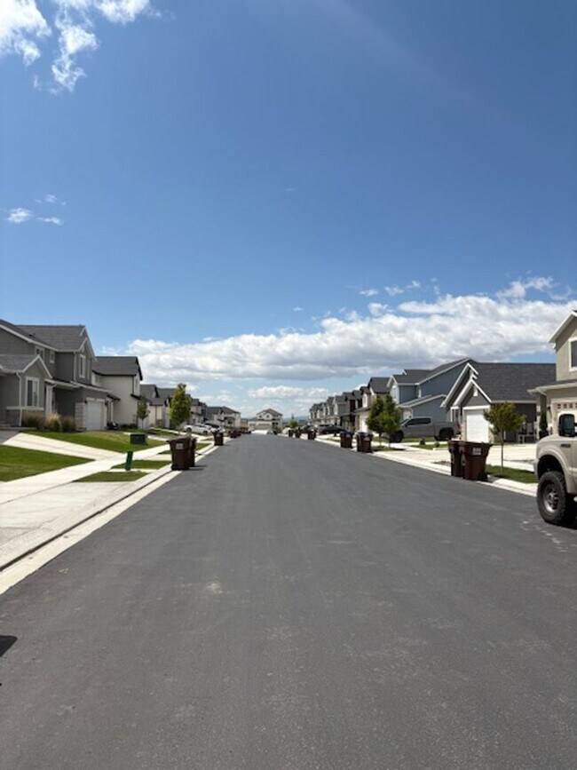 Building Photo - 4 Bedroom / 3 Bath Home in Eagle Mountain!