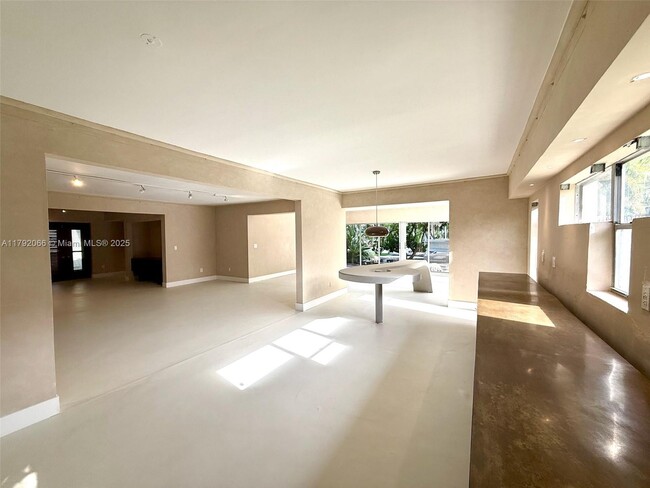 Building Photo - 900 S Shore Dr