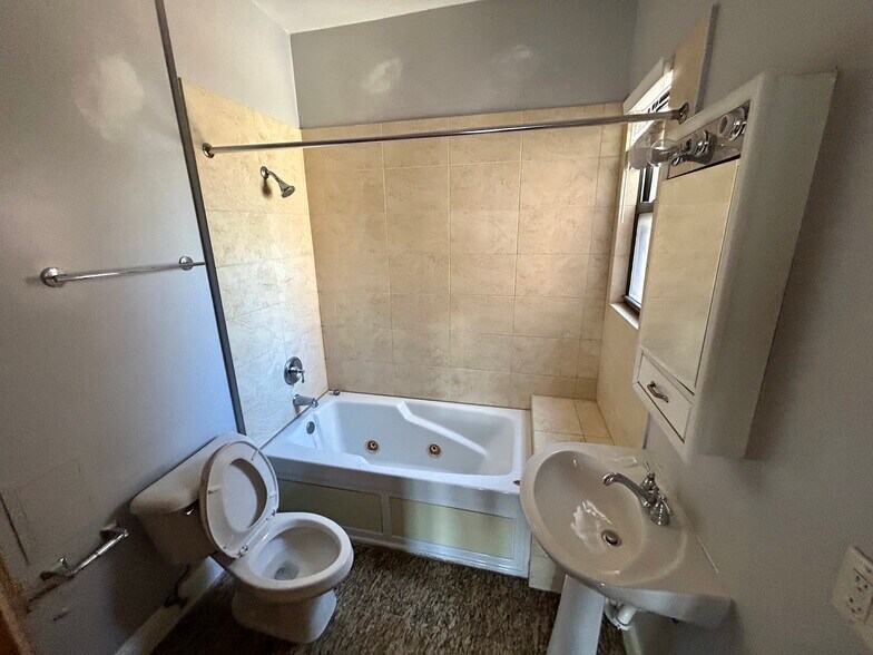 Building Photo - 1140 E Marquette Rd