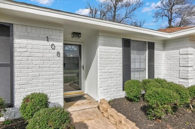 Building Photo - 108 Sparrow Way