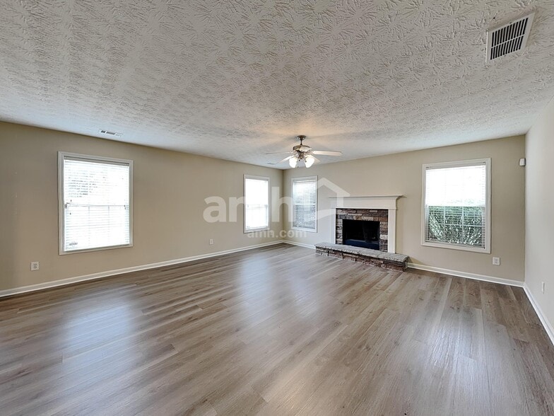 Building Photo - 1302 River Club Dr NE