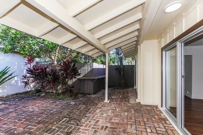 Building Photo - Kahala Avenue Beachside -  1 minute walk to beach  Recently remodeled w/fenced yard. 1 bdrm, 1 ba...