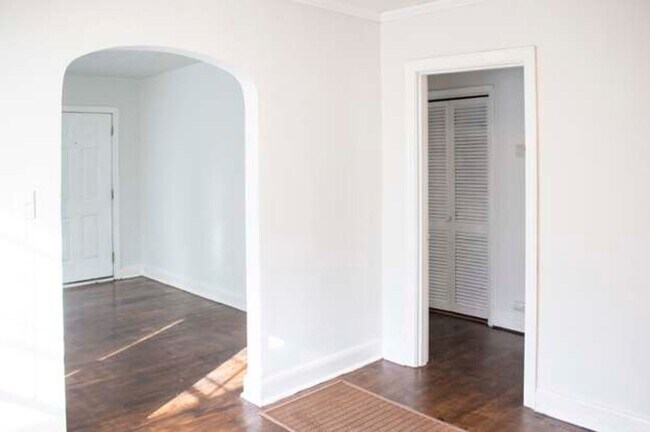 Building Photo - 2 BR/2BA | Newly Renovated Single Family Home | Additional Storage| In North Knoxville!