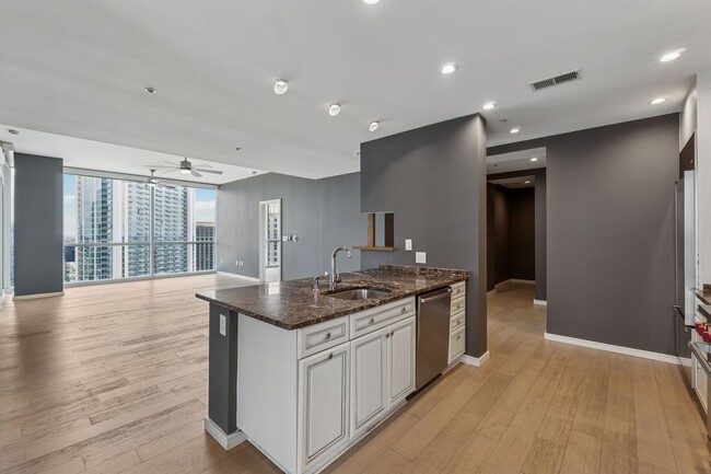 Building Photo - Luxury Living in Buckhead!