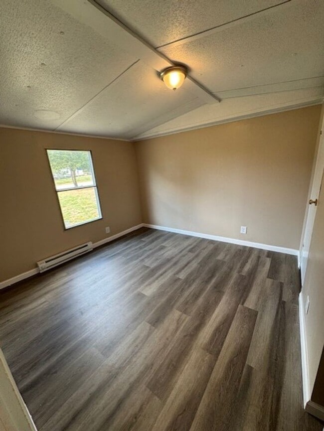 Building Photo - Newly Remodled 3 Bedroom 2 Bath Unit