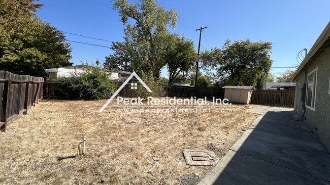 Building Photo - Nice 4bd/3ba House with 2 Car Garage