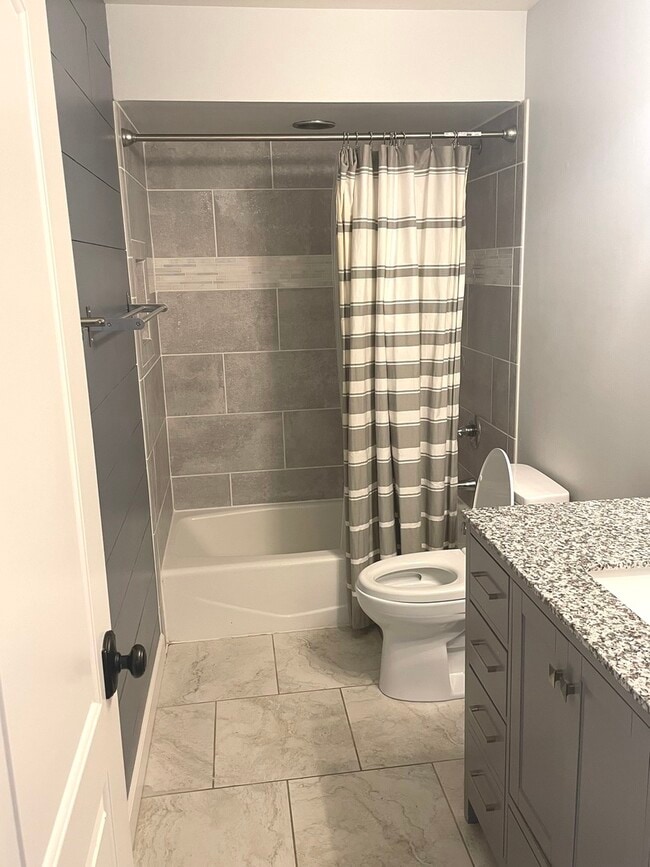 Building Photo - 566 Comstock Ave