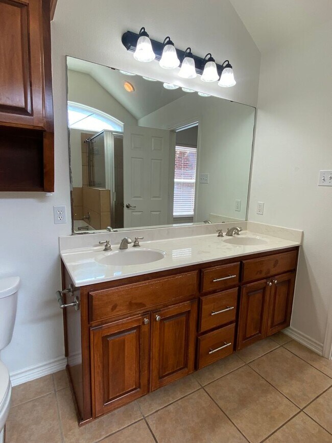 Building Photo - 4 BEDROOM IN RED ROCK, BELTON ISD