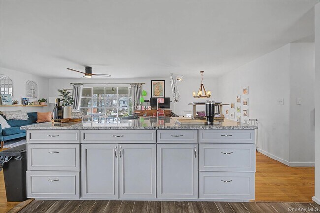 Building Photo - 10 Cedar Ln