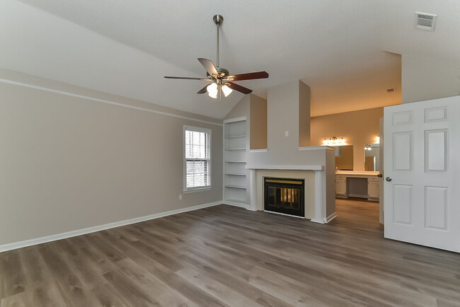 Building Photo - 2025 Westbriar Dr