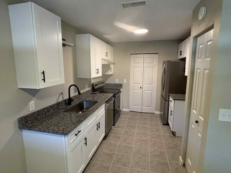 Building Photo - 3815 NW Huntsboro St