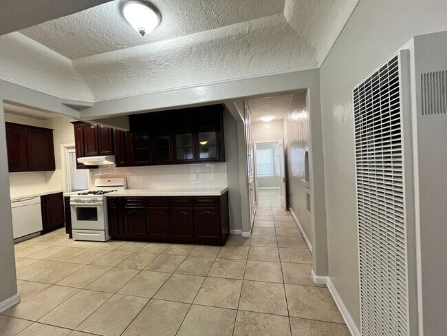 Building Photo - LARGE UPSTAIRS 2 BEDROOM 1 BATH, BUILDING ...