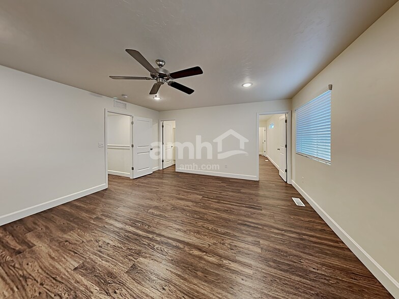 Building Photo - 981 N Barkvine Ave