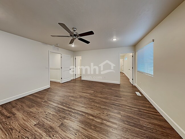 Building Photo - 981 N Barkvine Ave