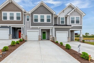 Building Photo - Elegant 3 Bedroom 2.5 Bathroom Townhome Near Downtown Greenville $1,850/mo rent
