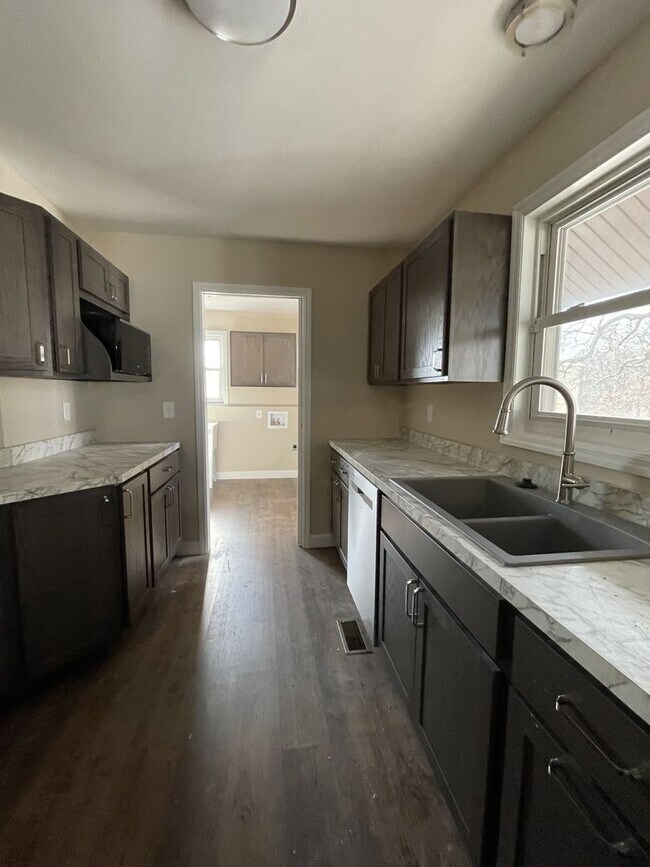 Building Photo - FOR RENT! 6 Bedroom 3 Bathroom in Moscow Mills, MO!