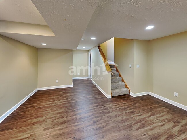 Building Photo - 1001 Vixen Dr