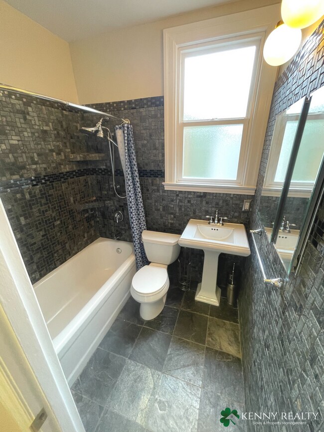 Building Photo - Spacious 4BR/2BA in Mission Terrace – San Francisco