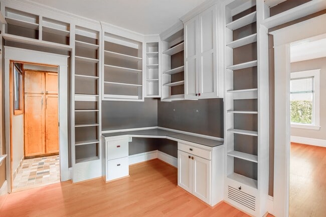 Building Photo - Gorgeous 3 BR + Office & 2 BA Home in the John Landings neighborhood with a heated pool!
