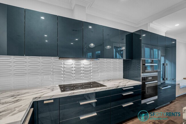 Building Photo - Russian Hill: Remodeled Top Floor Flat w/ In-Unit W/D, A/C, Private Roof Deck & Garage Parking w/...