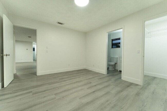 Building Photo - 1181 SW Sarto Ln