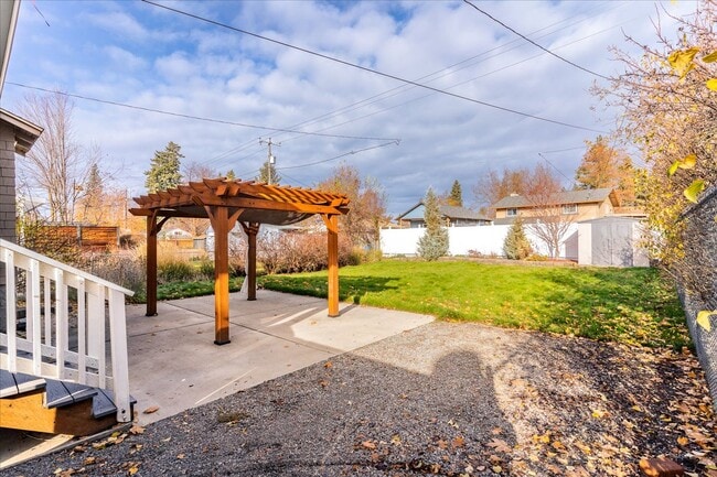 Building Photo - South Hill Charmer 3 bed, 1 bath available...