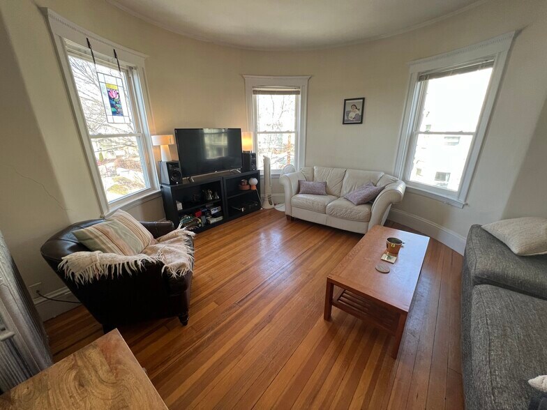 Primary Photo - 51 Ibbetson St