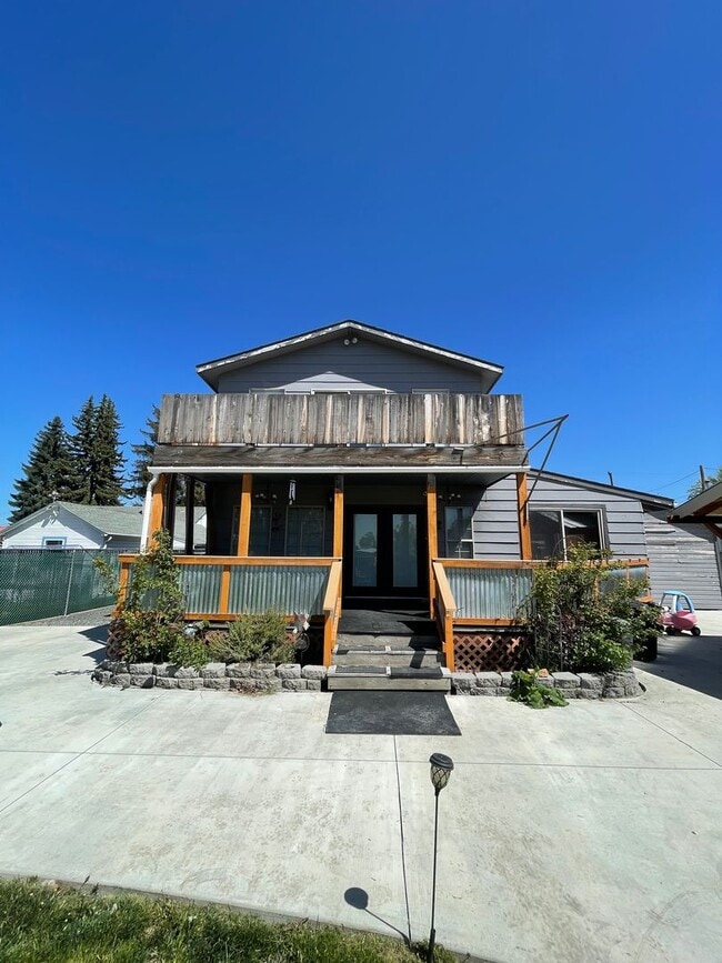 Building Photo - Perfect for a traveling nurse or other professional!  High end fully furnished 1bdrm, 1.5 bath un...