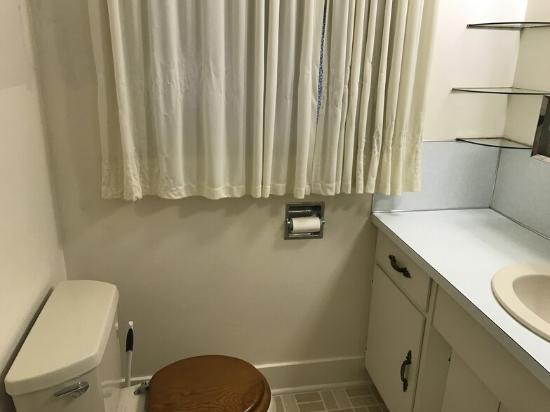 Bathroom - 615 W Main St