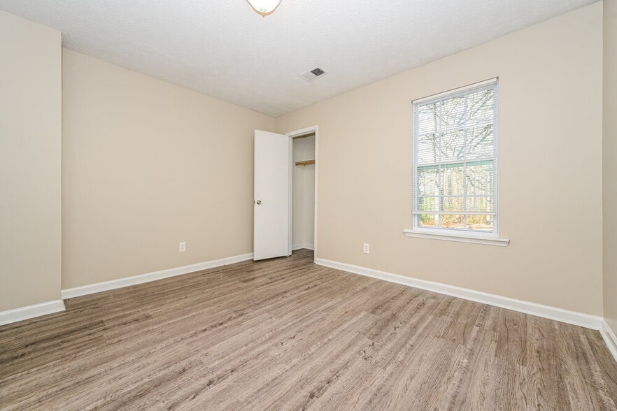 Building Photo - 5001 Gracehill Rd