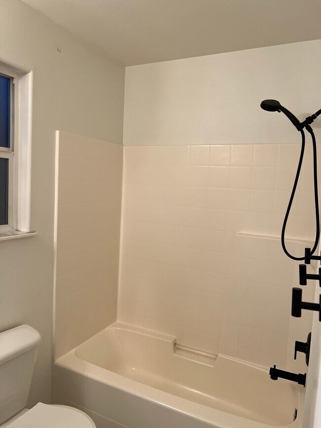 Building Photo - Welcome to this charming 3 bedroom, 2 bathroom home located in Nampa, ID.