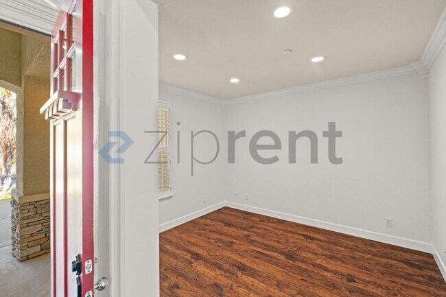 Building Photo - 338 Roundhill Dr